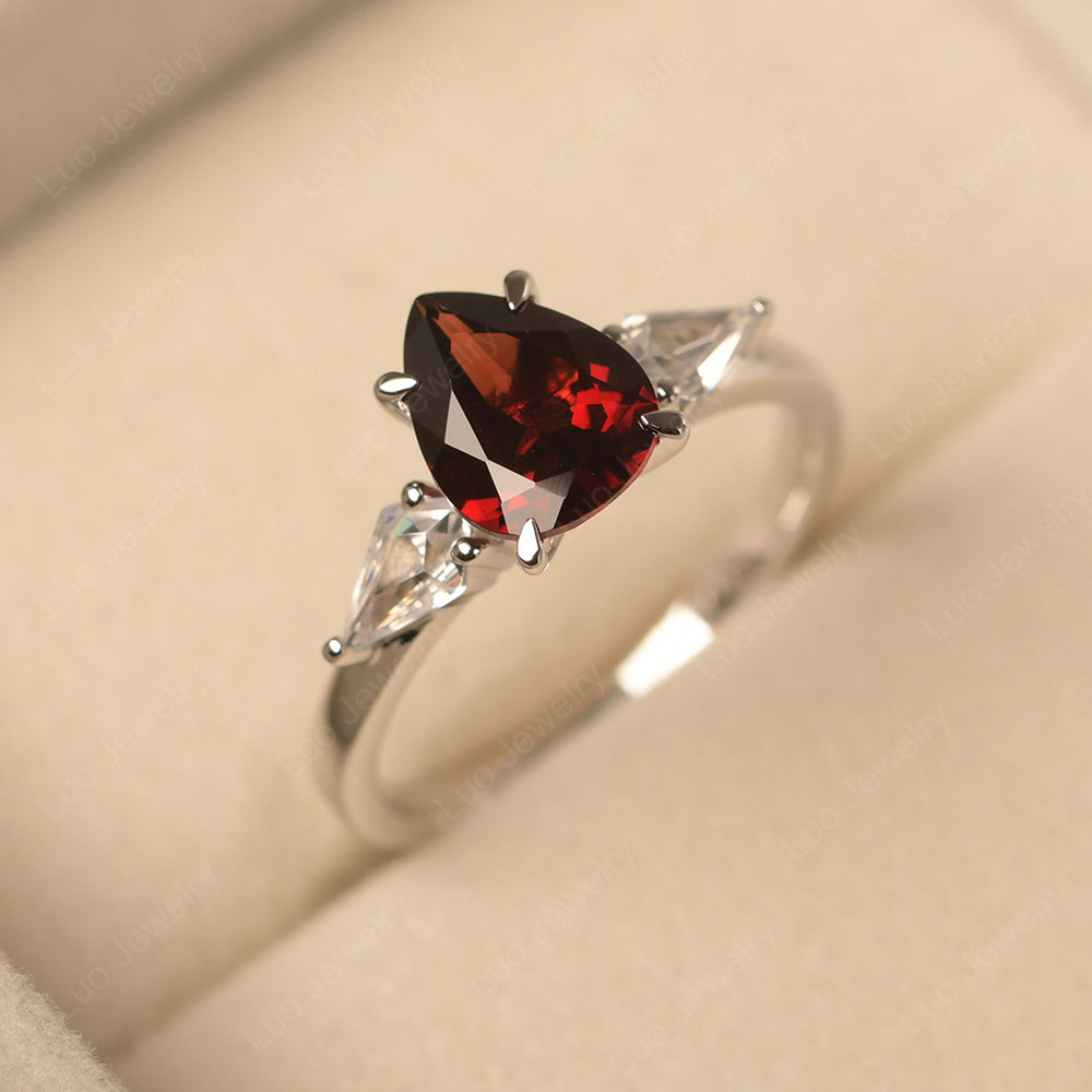 Pear shaped outlet garnet ring