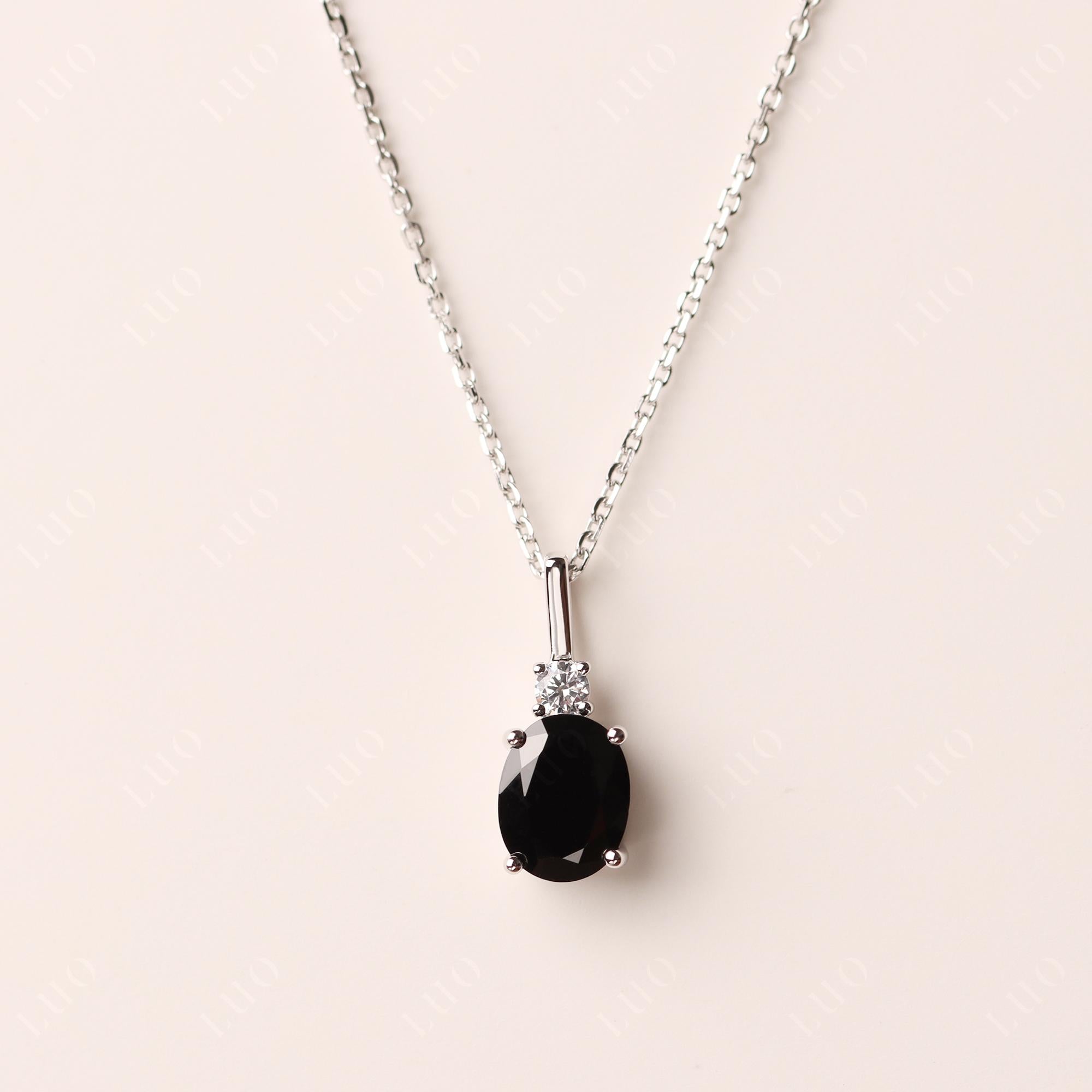 Collier pendentif ovale simple en pierre noire