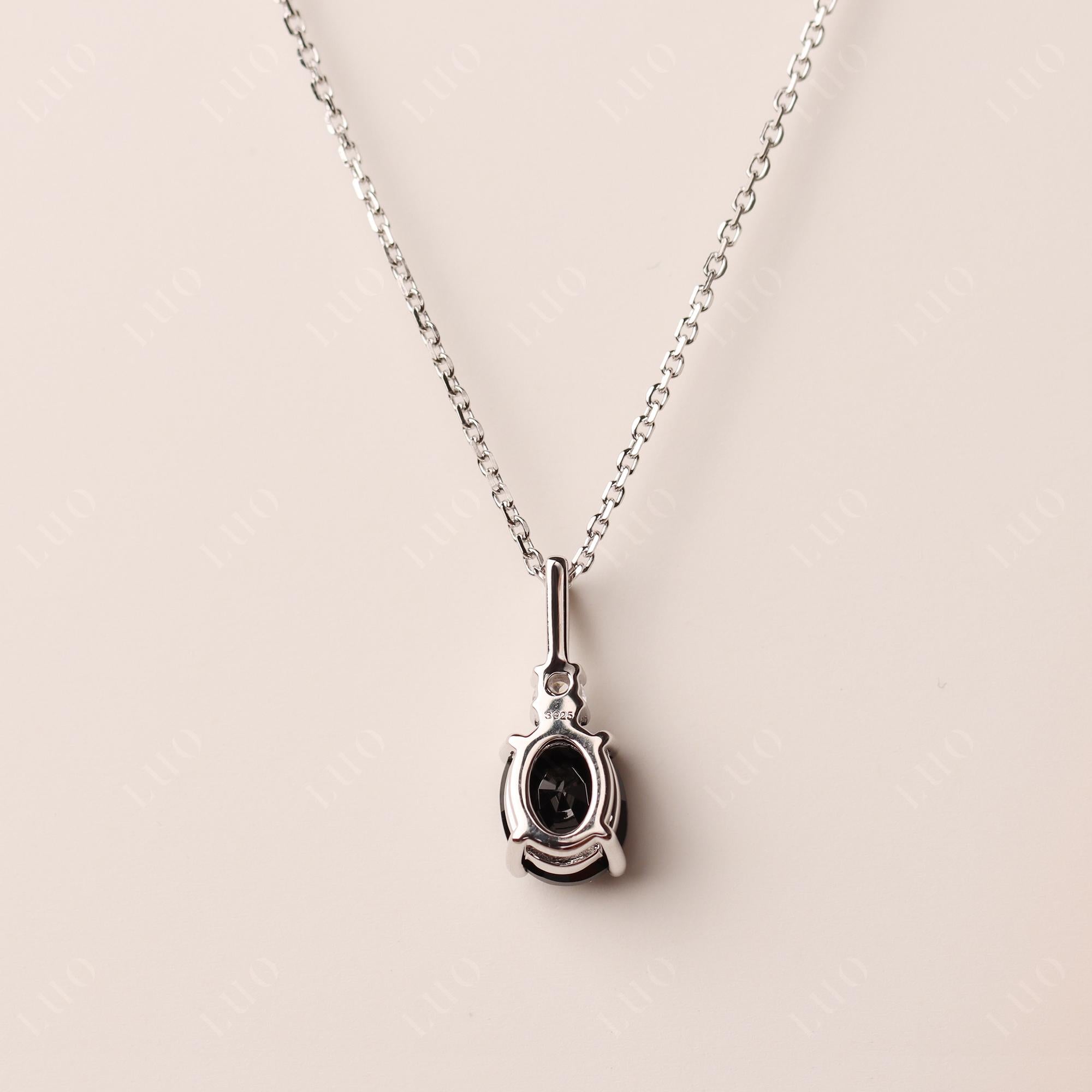 Collier pendentif ovale simple en pierre noire