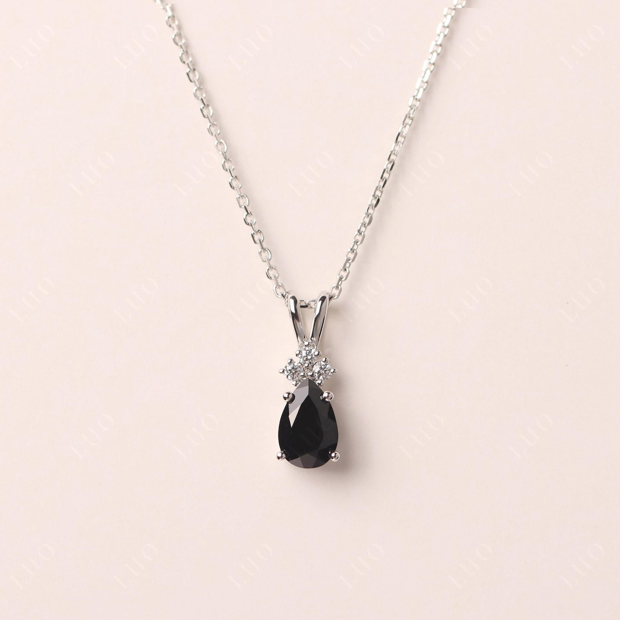 Collier en forme de poire en pierre noire