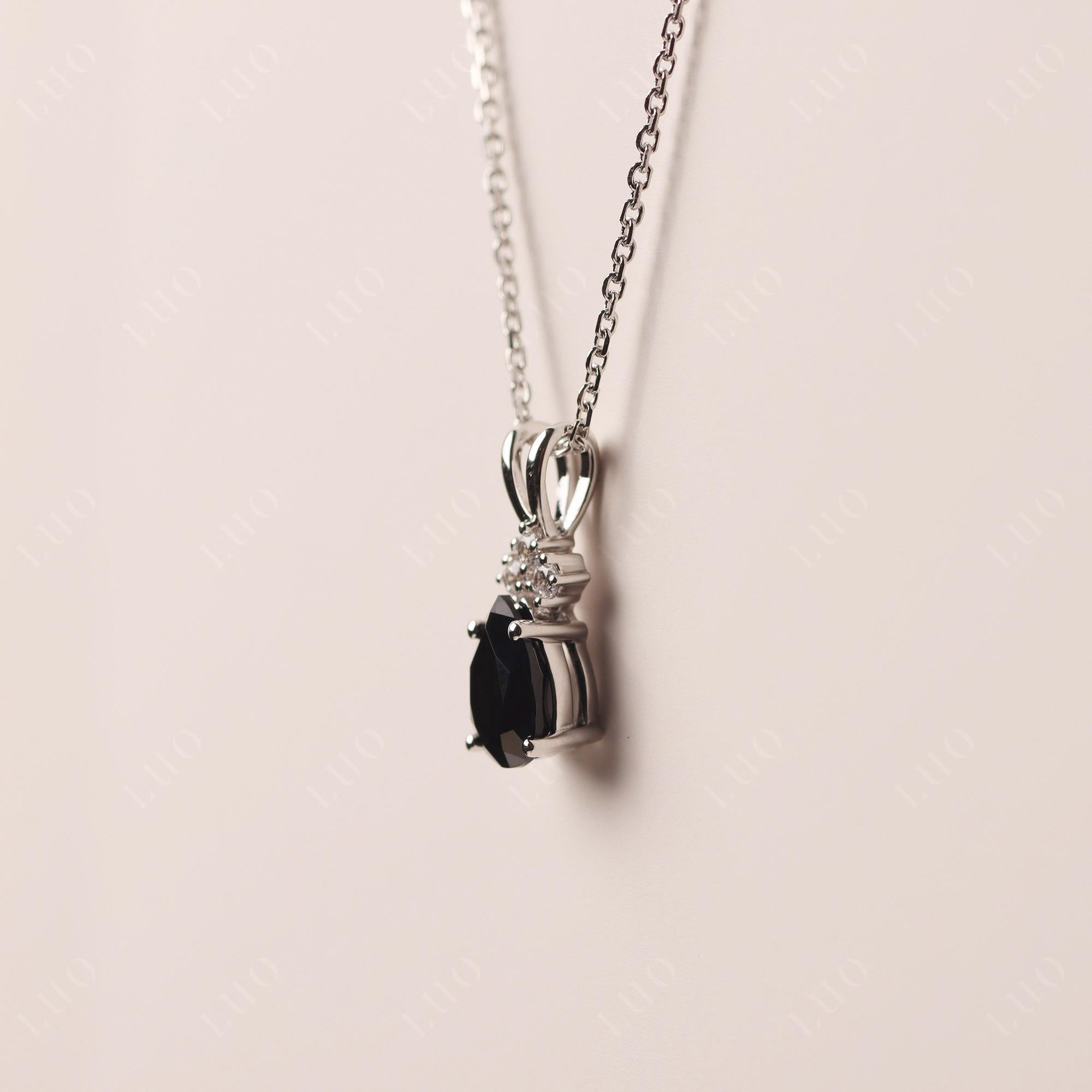 Collier en forme de poire en pierre noire