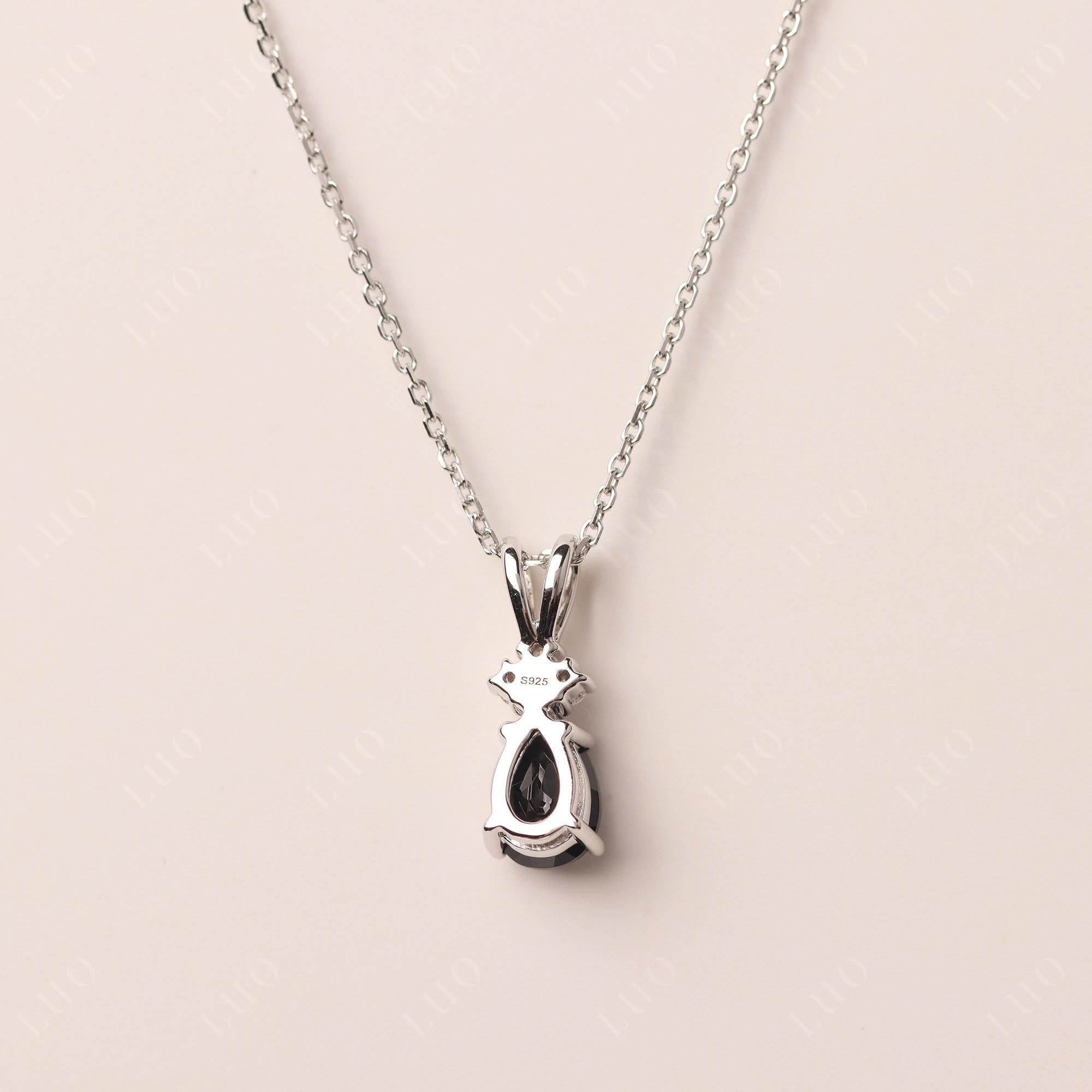 Collier en forme de poire en pierre noire