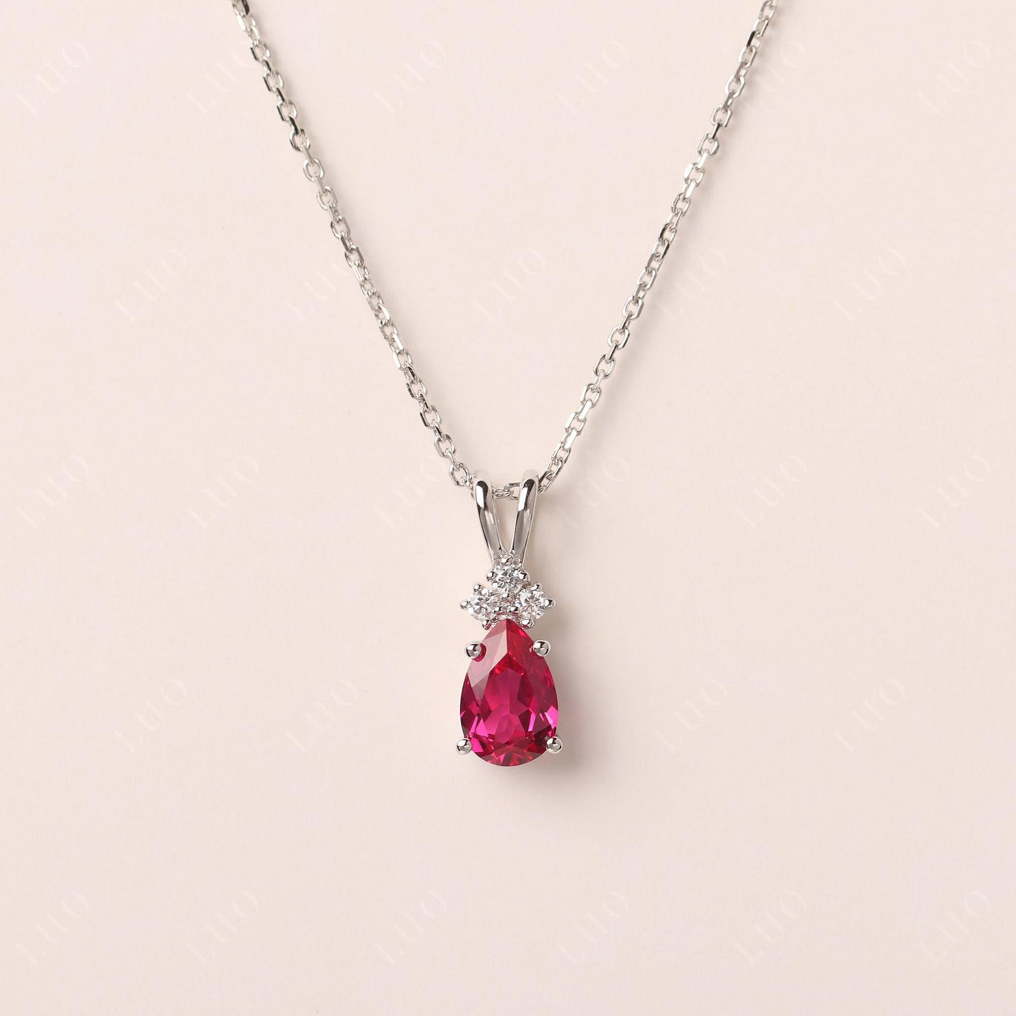 Collier de rubis cultivé en laboratoire en forme de poire