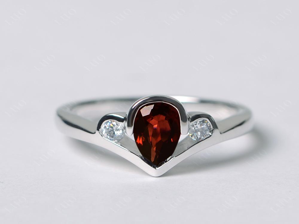 Garnet Scalloped Bezel Ring | LUO Jewelry