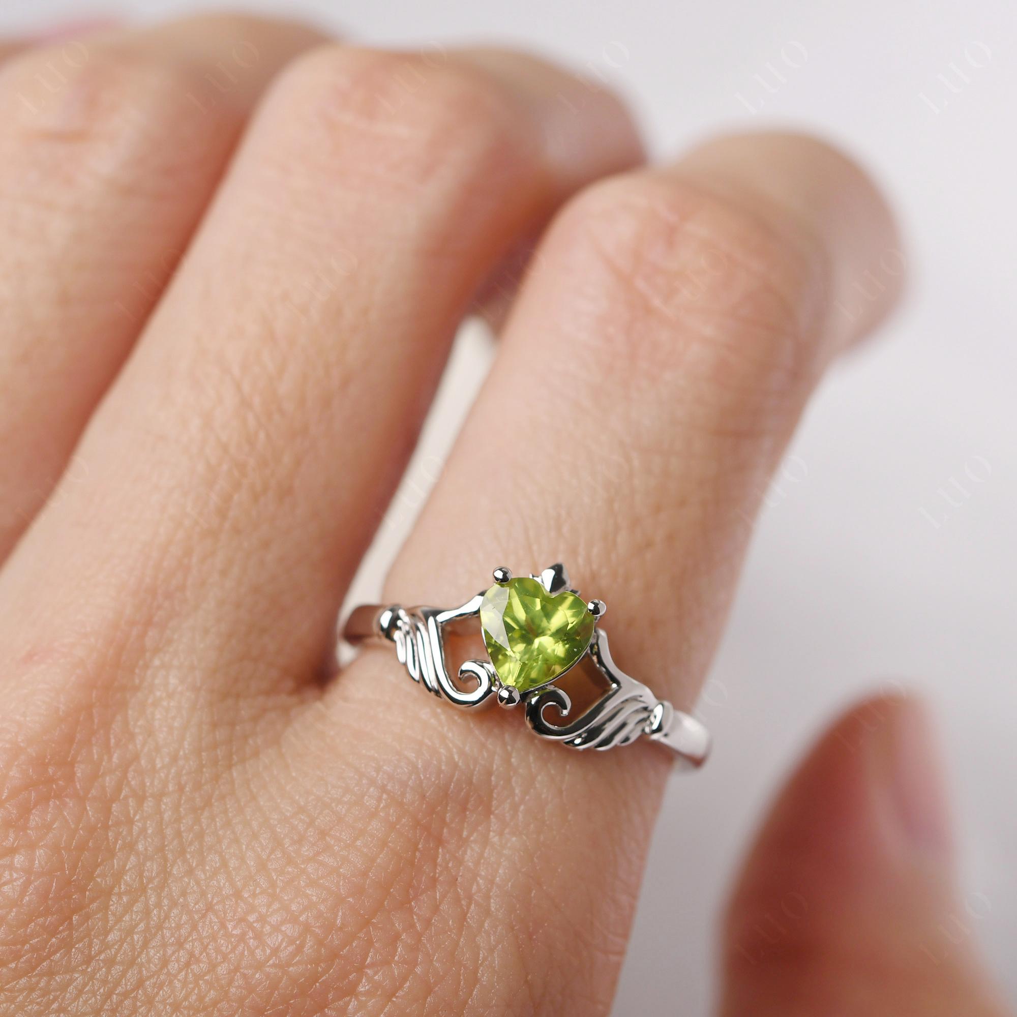 Peridot Women's Claddagh Ring - LUO Jewelry 