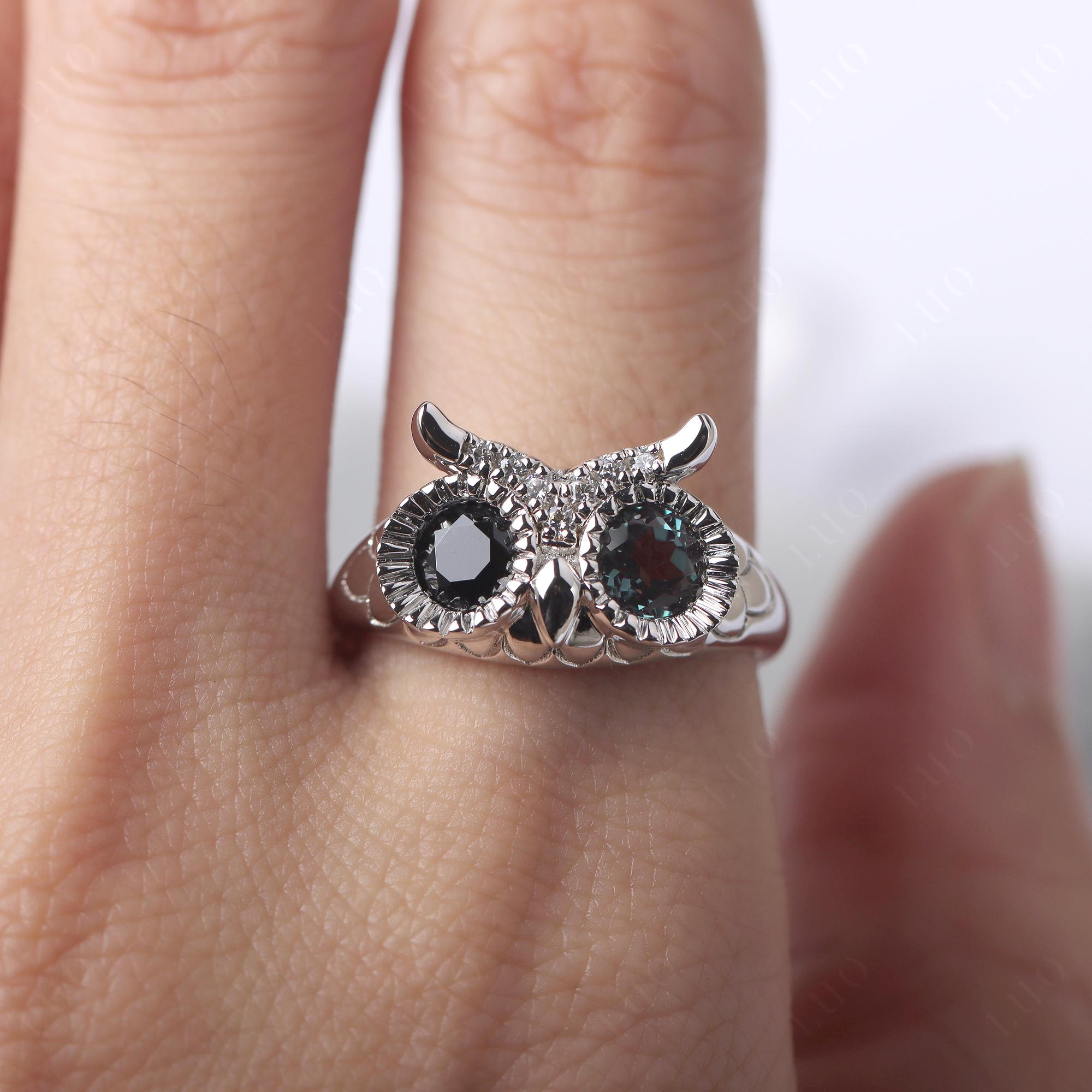 Vintage owl or owl shape ring in silver metal fashion and laboratory stones