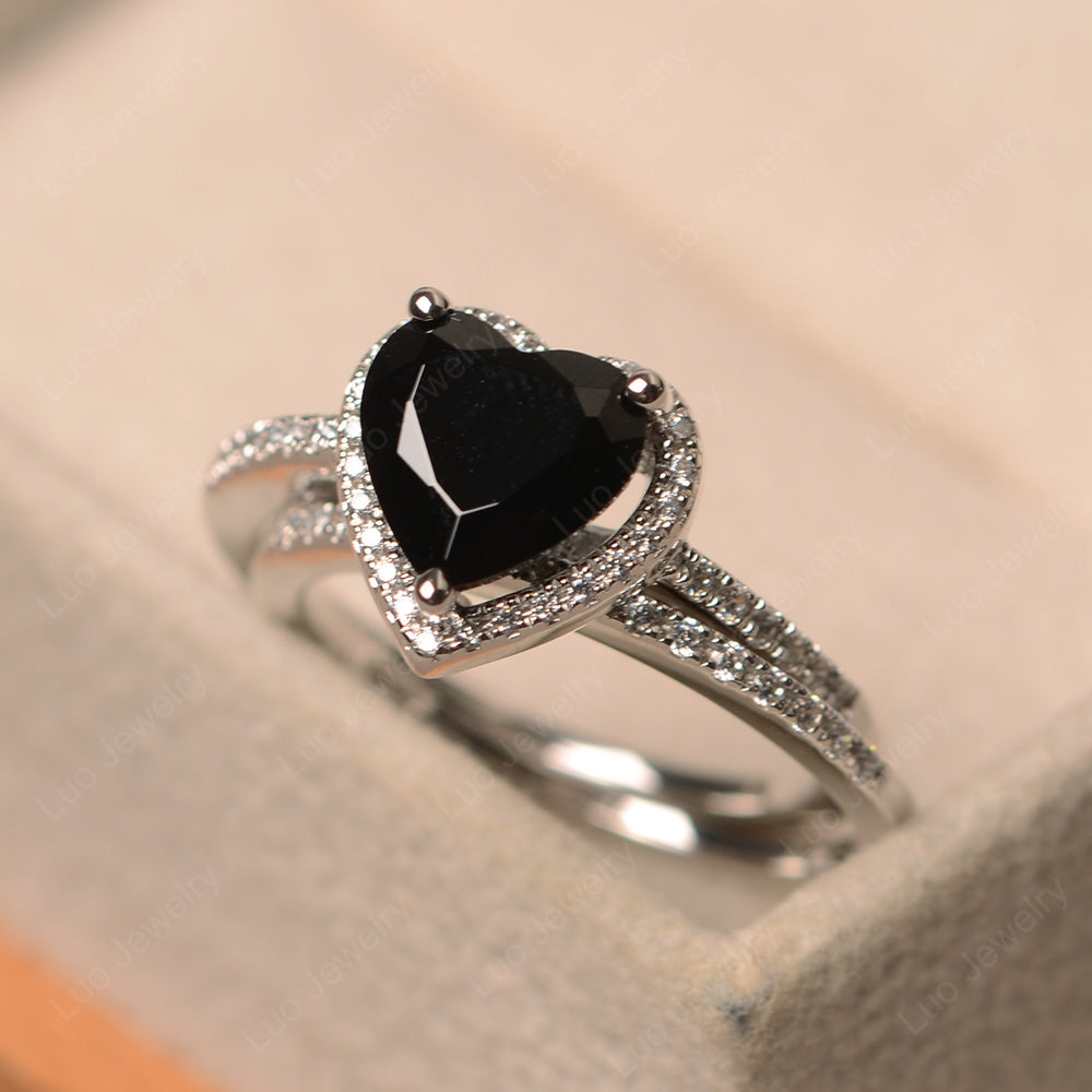 Anillo de juego de piedra de piedra de piedra negra con forma de corazon